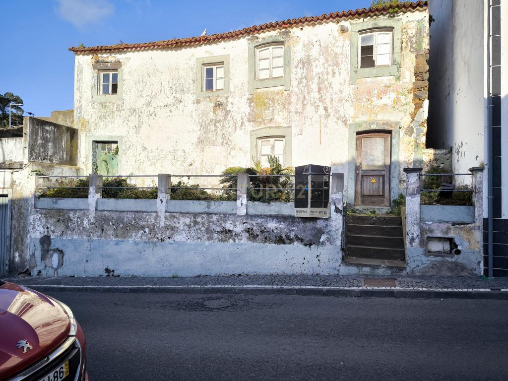 Moradia de 2 pisos com terreno de 348 m² no centro de Santa Cruz, Lagoa - Image 1