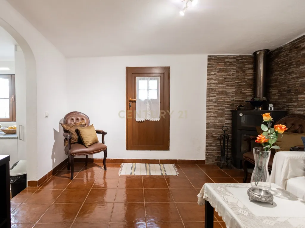 Moradia T5 com Terraço e Espaço Exterior - Image 12