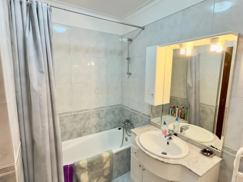 Apartamento T2 em Massamá Norte - Image 5