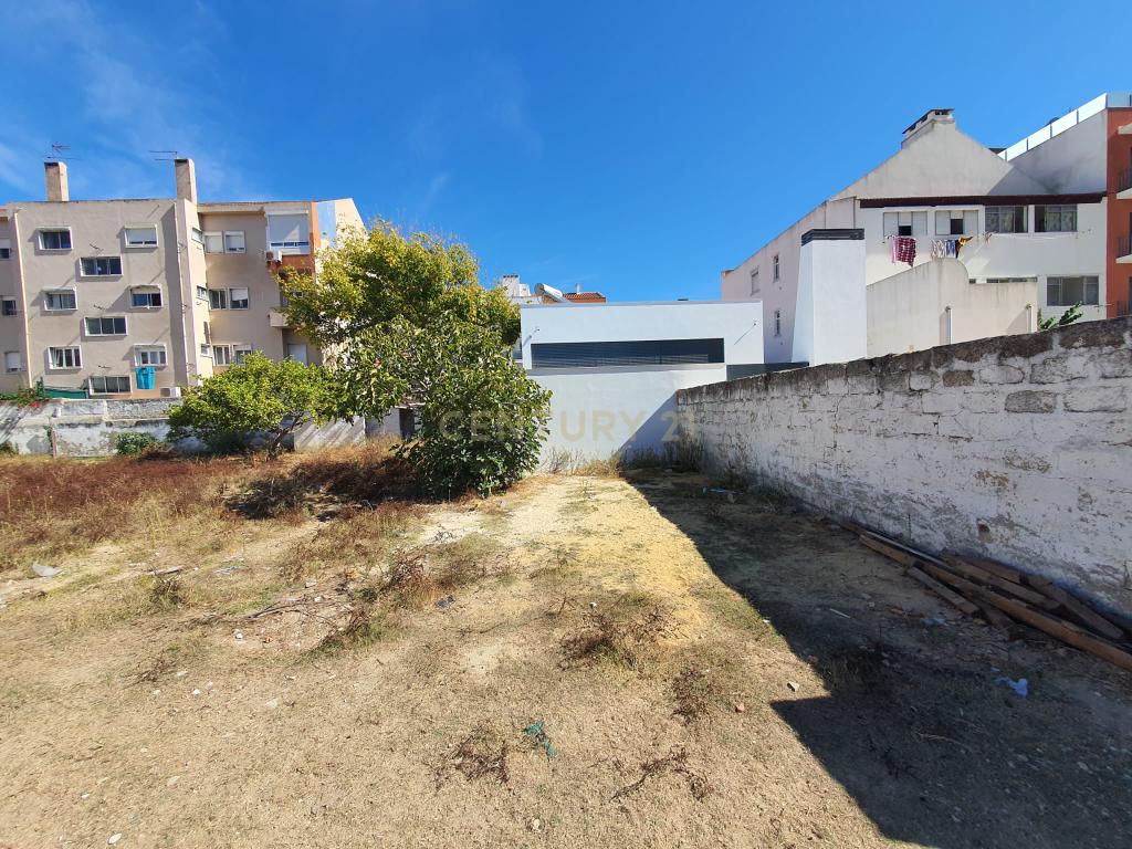 Armazém no centro do Barreiro com 3.296 m2 para construção de três prédios - Image 5