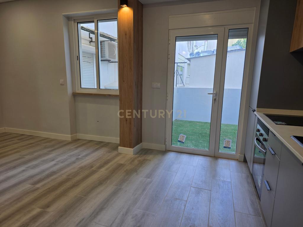 Apartamento T2 Renovado em Alcochete com Logradouro - Image 2