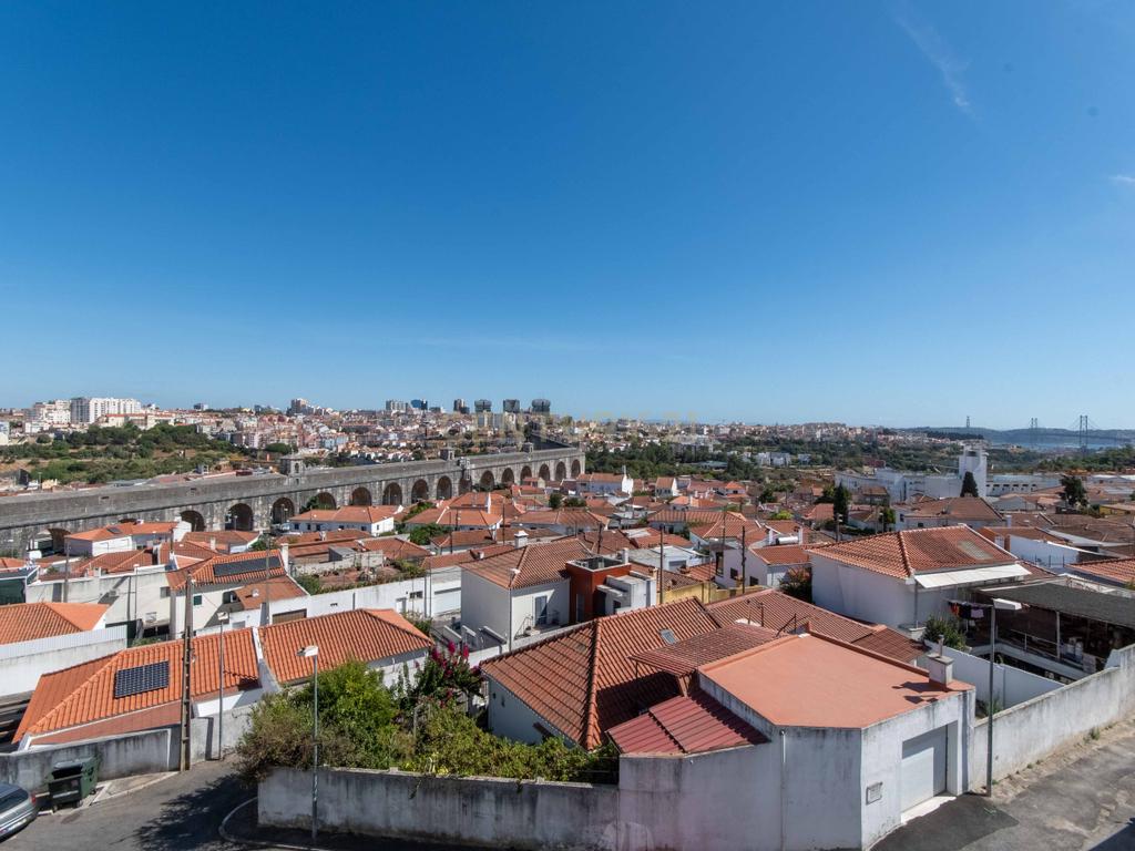 Apartamento T2 Renovado com Vista Panorâmica em Lisboa - Image 17