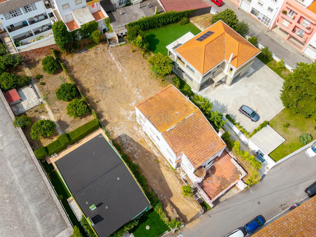 Moradia T5 para remodelar ou lote para construção — Centro do Bombarral - Image 16