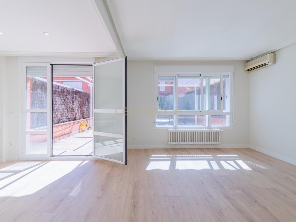 Chalet adosado con jardín en calle Unicornio, Aravaca - Image 2