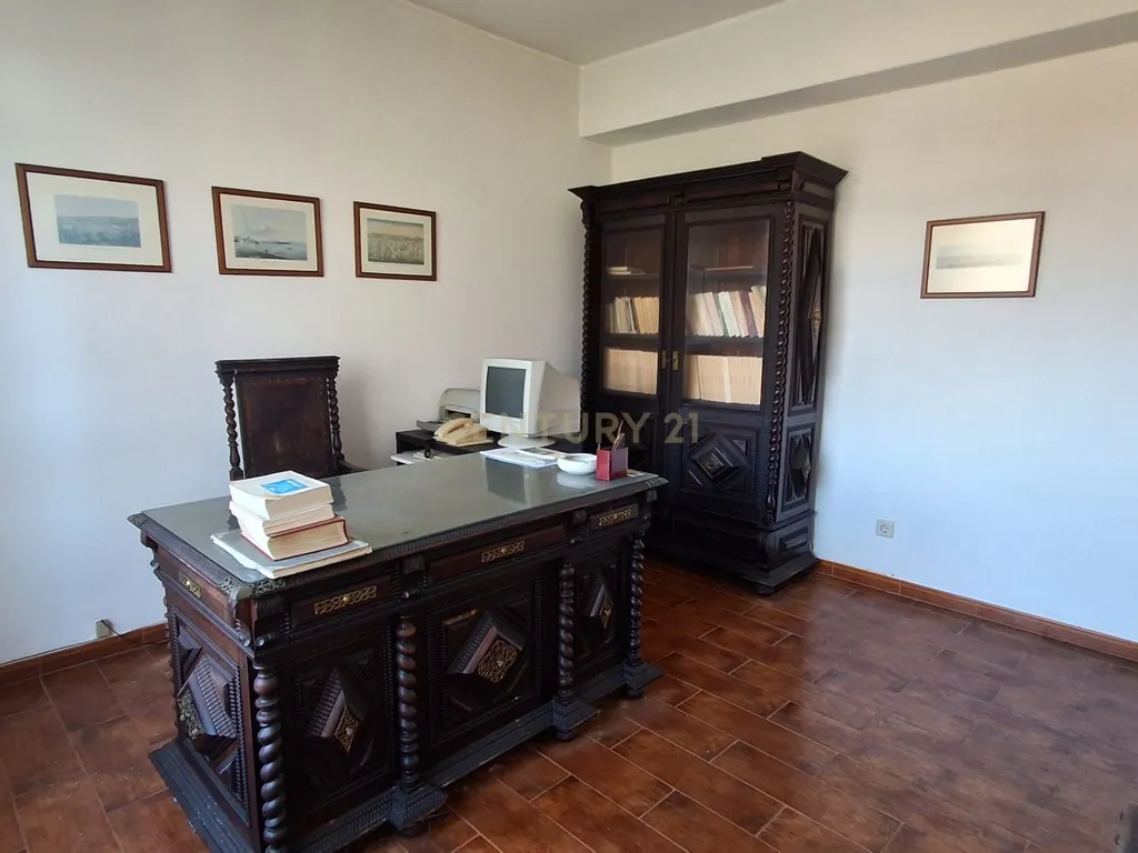 ATENÇÃO INVESTIDORES! Excelente oportunidade de investimento na Amadora. Escritório com 34 m² de área total, dividido em duas salas e corredor. - Image 3