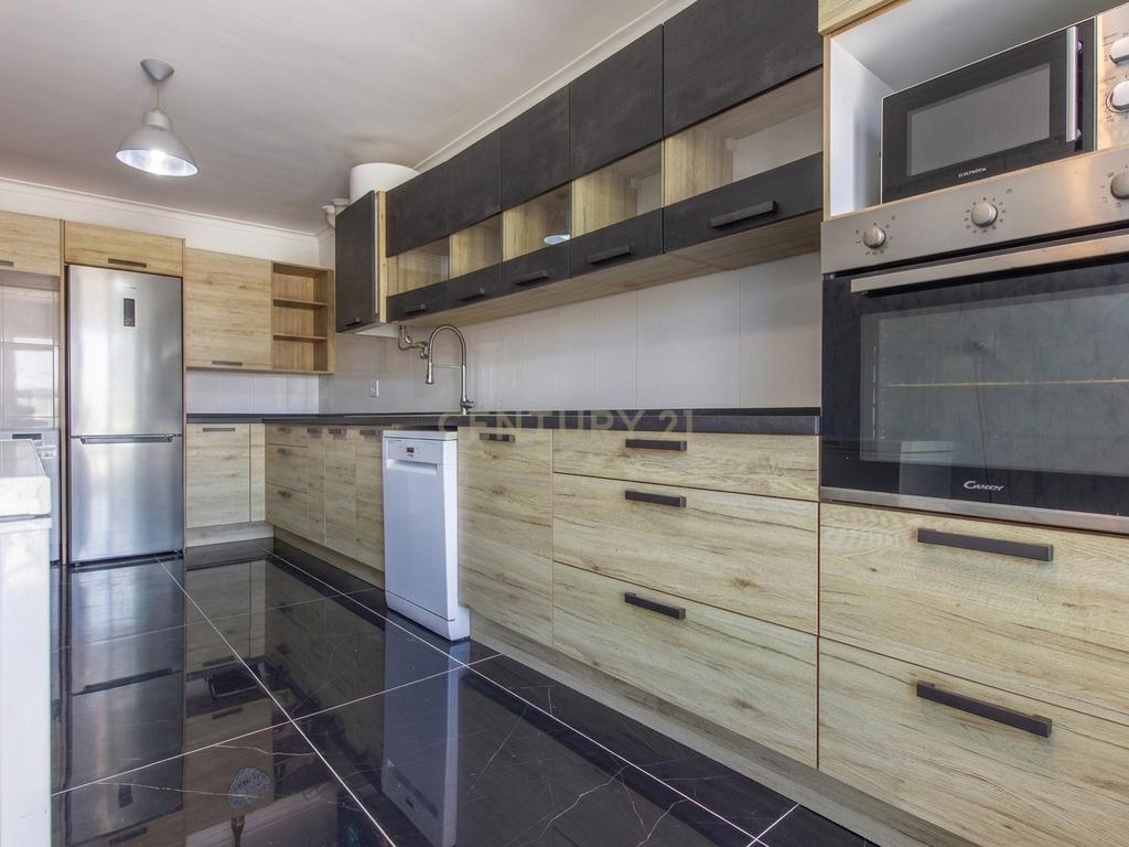Moradia em Banda T3 com Sótão Aproveitado e Espaço Exterior – Casal Bolinhos, Azeitão - Image 3