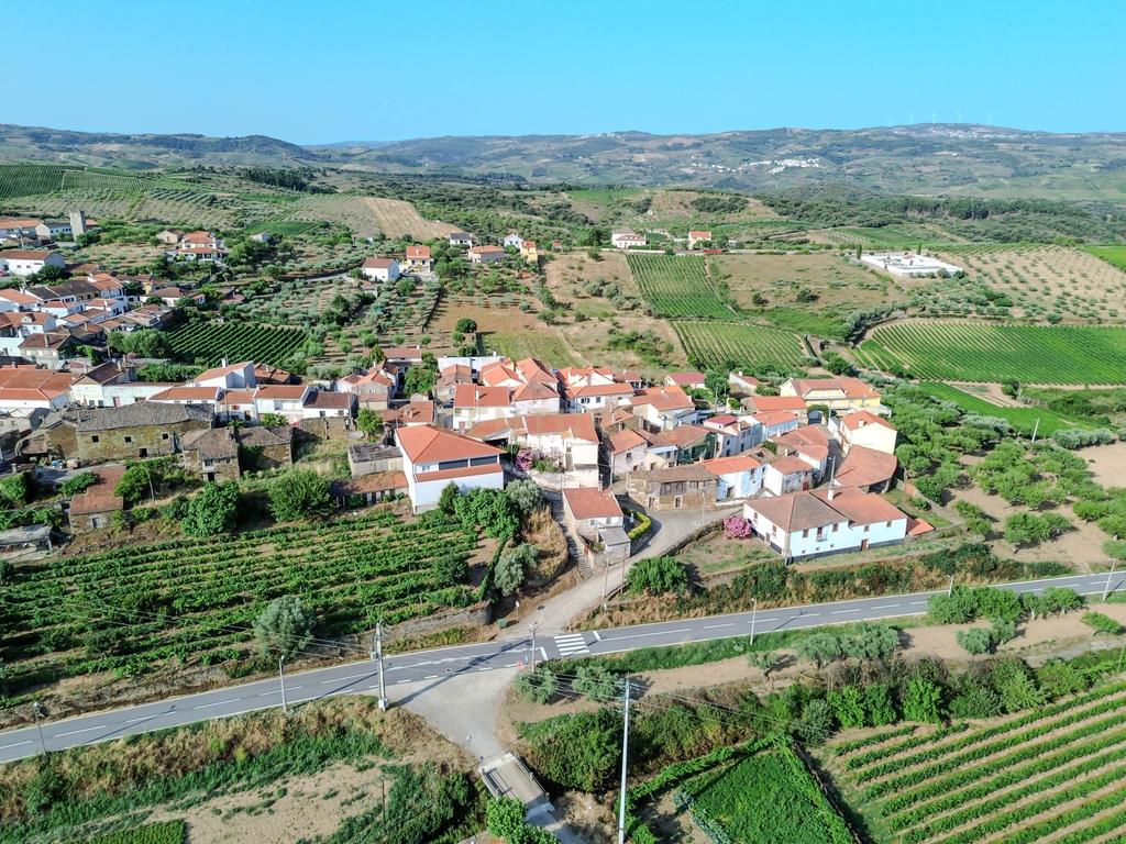 Moradia T2 com 70 m² localizada em Foz Côa, no Largo do Rossio, em pleno Alto Douro Vinhateiro. - Image 19