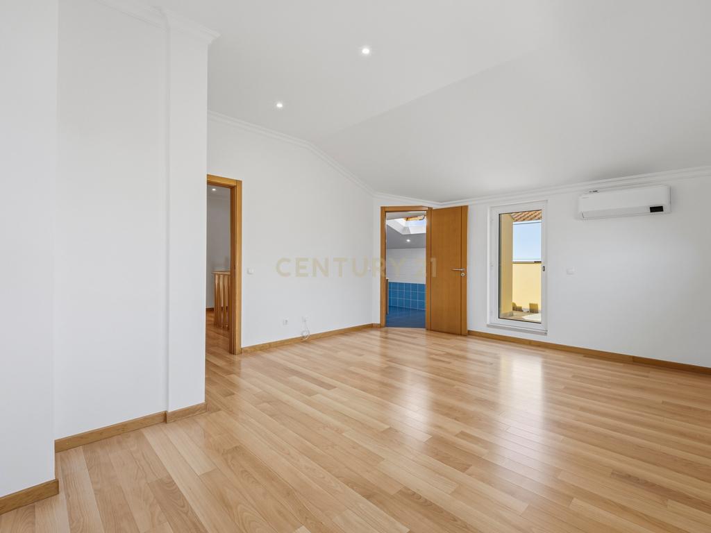 Duplex Exclusivo | 1 Quarto + 3 Suites | Terraços | Vista Panorâmica sobre o Estuário do Tejo - Image 28