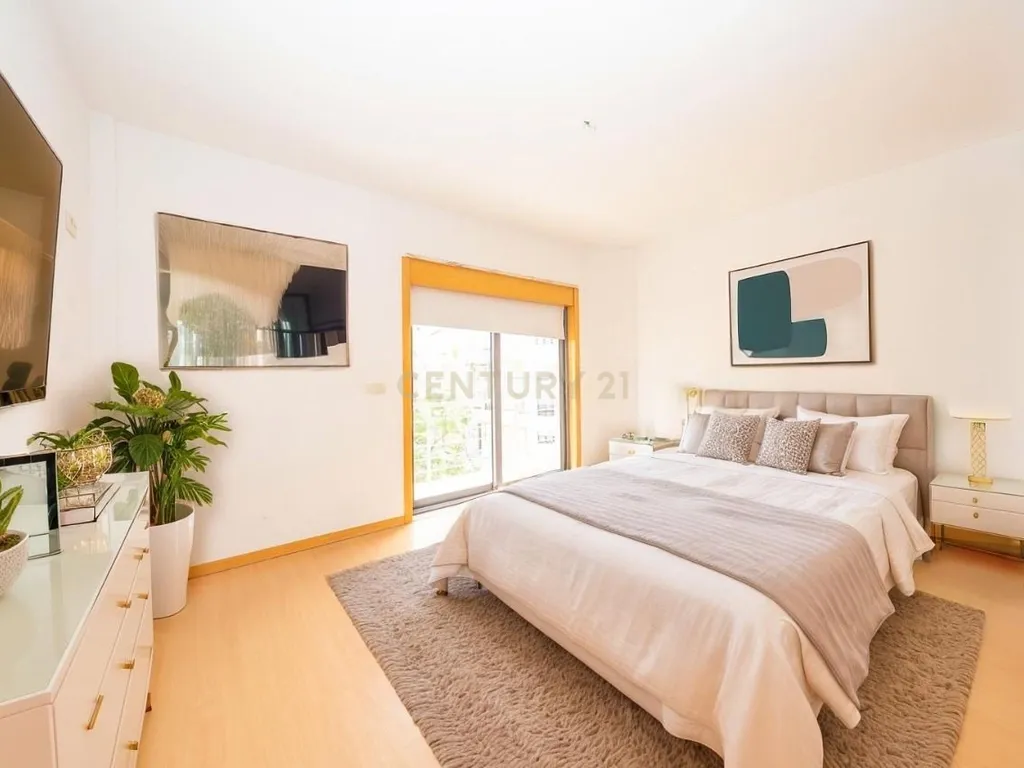 Apartamento T3 com Duas Varandas, Garagem Box e Lugar de estacionamento na Vila Serena, Pinhal Novo - Image 29