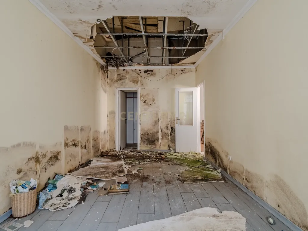 PRÉDIO PARA RECUPERAR, NO CENTRO HISTÓRICO DE PENICHE - Image 70