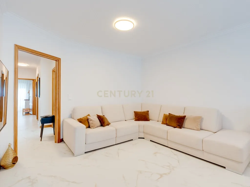 T2+2 Duplex c/ Sótão amplo (248m²) | S. Félix Marinha - Image 3