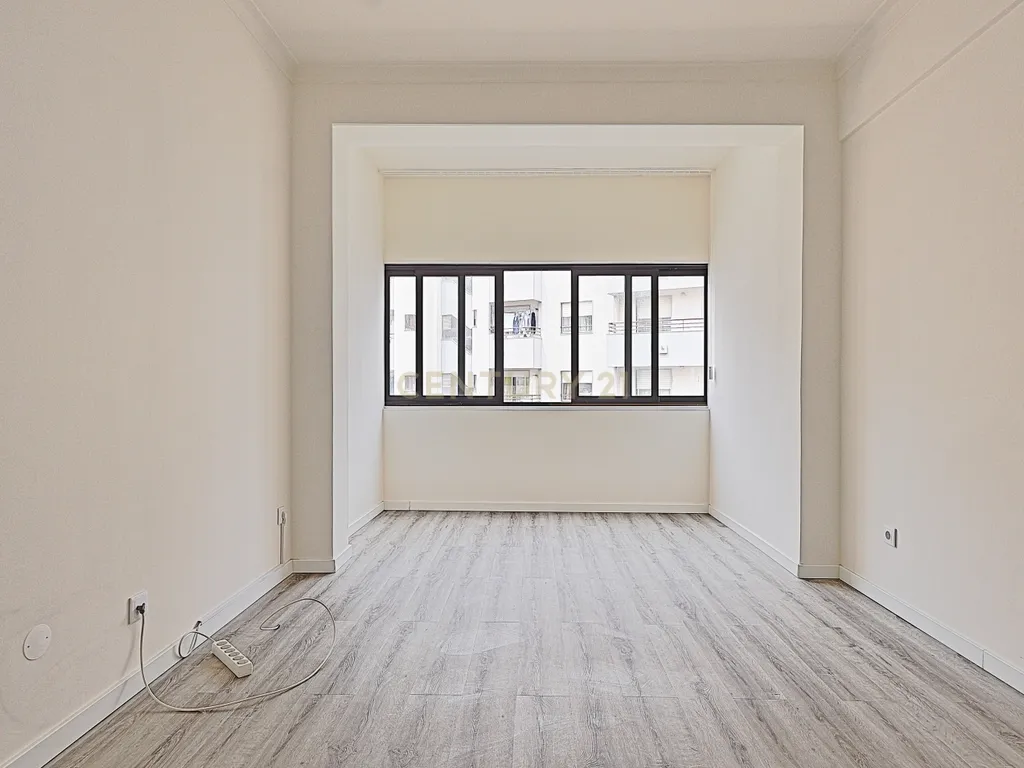 T2 Remodelado com Elevador | 86 m² | Aranguês – Setúbal - Image 2