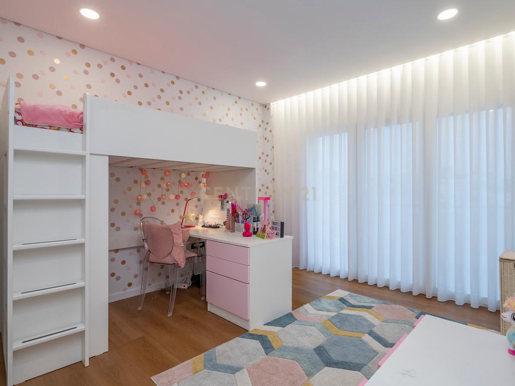 Luxuosa Moradia T5 com Vista Panorâmica em Odivelas - Image 26