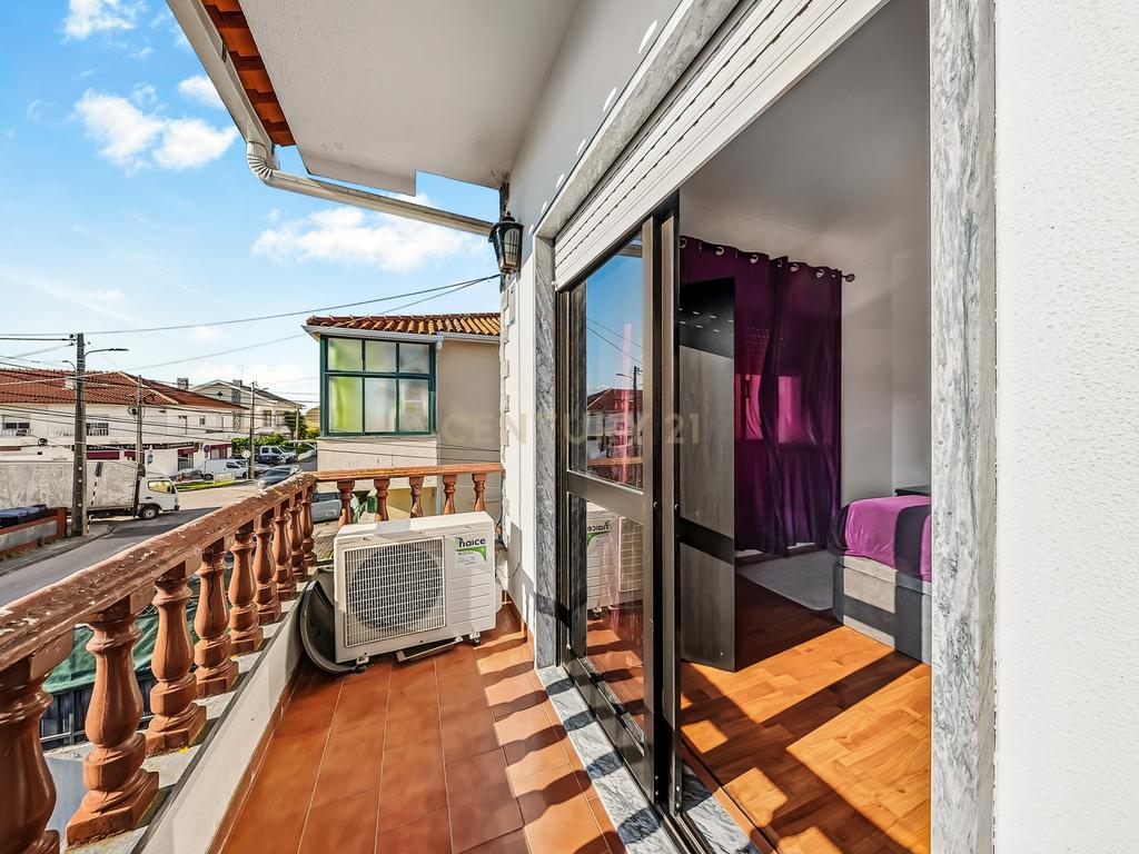 Moradia Geminada T3 com excelentes áreas, terreno e localização privilegiada em Fernão Ferro - Image 21