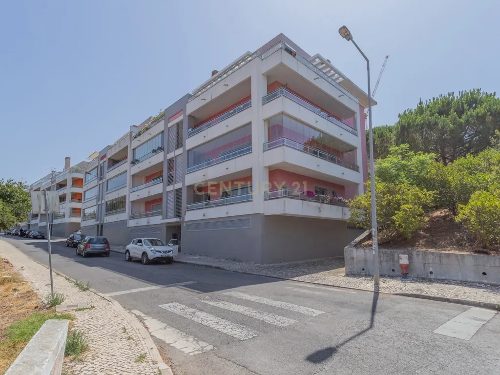 Luxuoso apartamento no Monte Estoril, Cascais com Vista Panorâmica e Acessos - Image 4