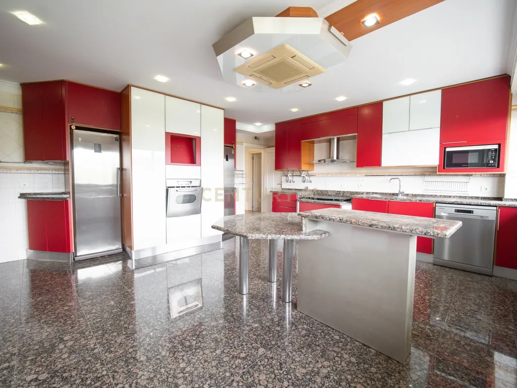 Apartamento T4 em Odivelas com Garagem e Elevador - Image 31