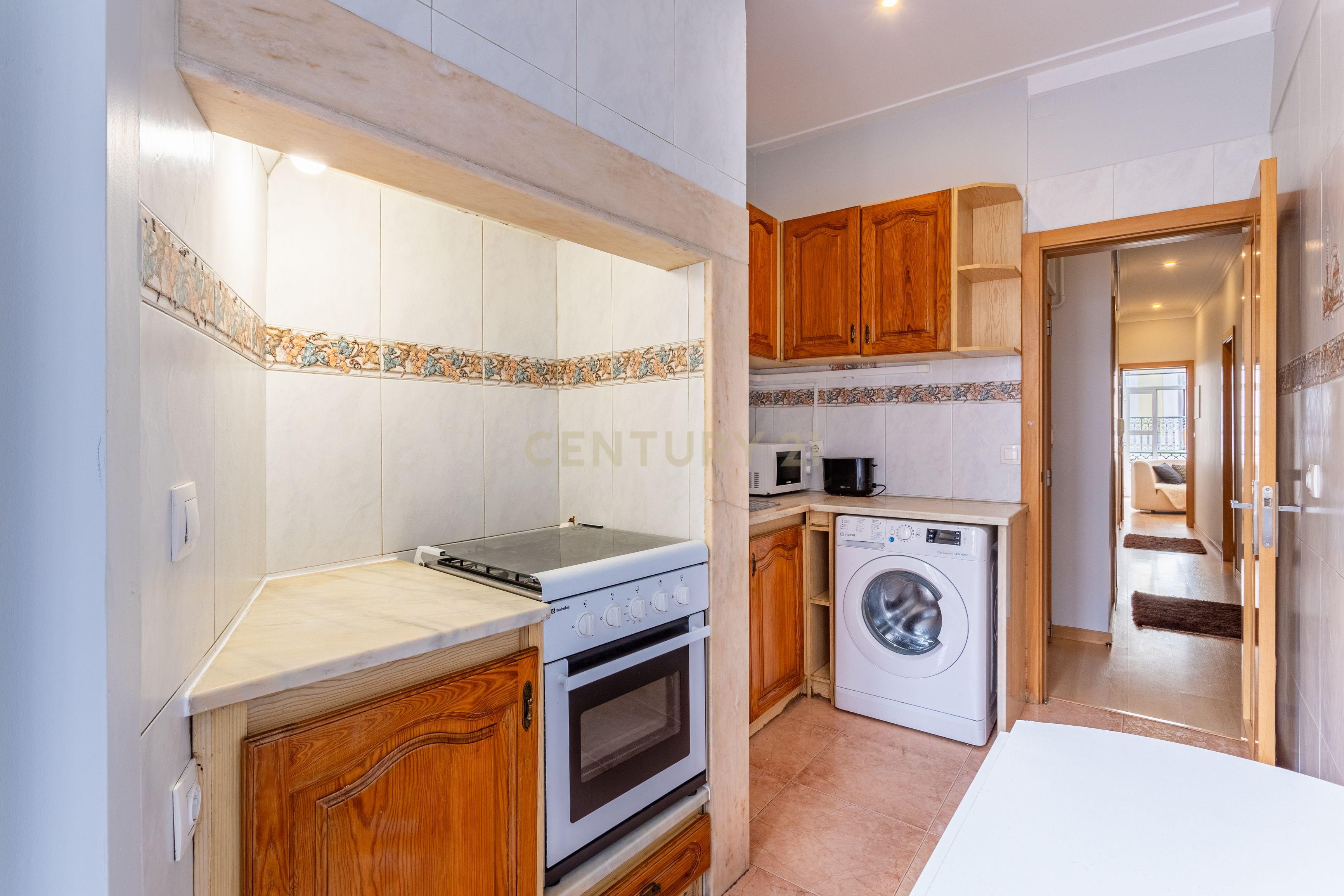 Apartamento T3 inserido num prédio de traça tradicional, no coração de Lisboa, a 5 min da Basílica da Estrela - Image 15