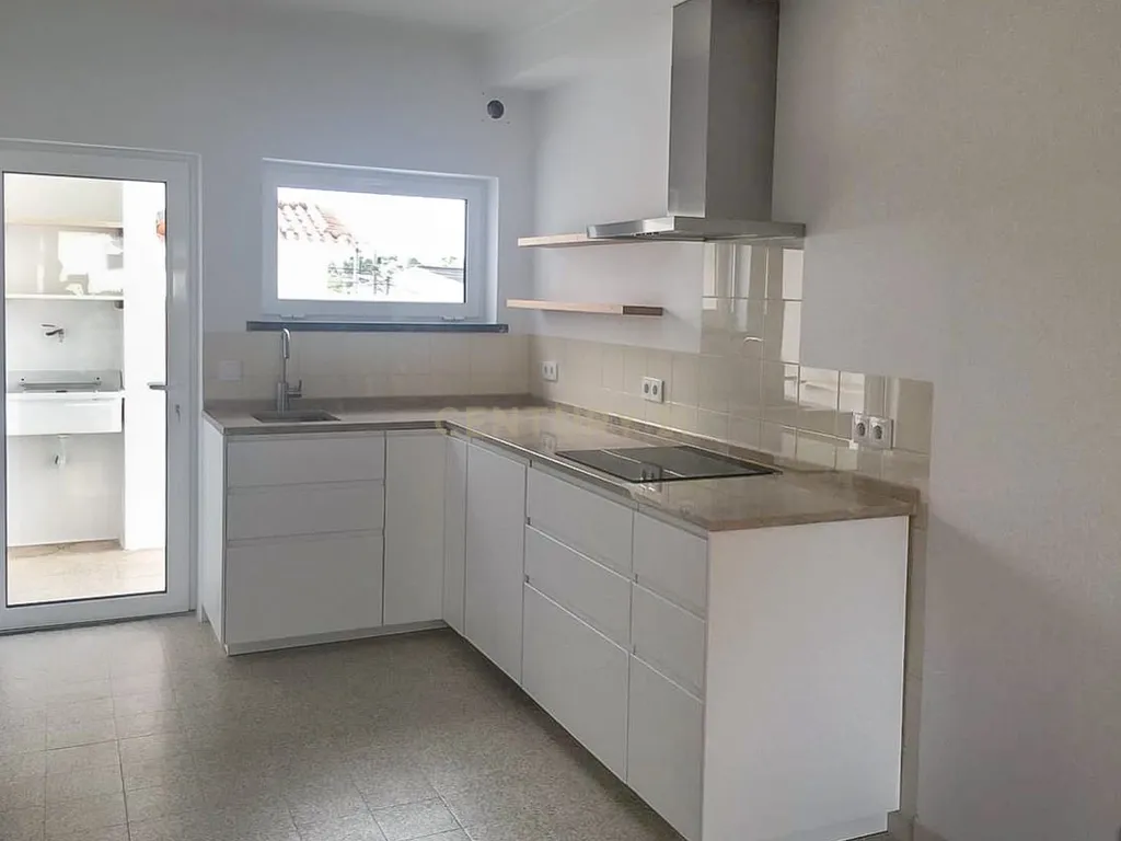 🏡 Moradia Geminada T2 Renovada para arrendamento no Livramento – Perto das Praias e de Lisboa - Image 7