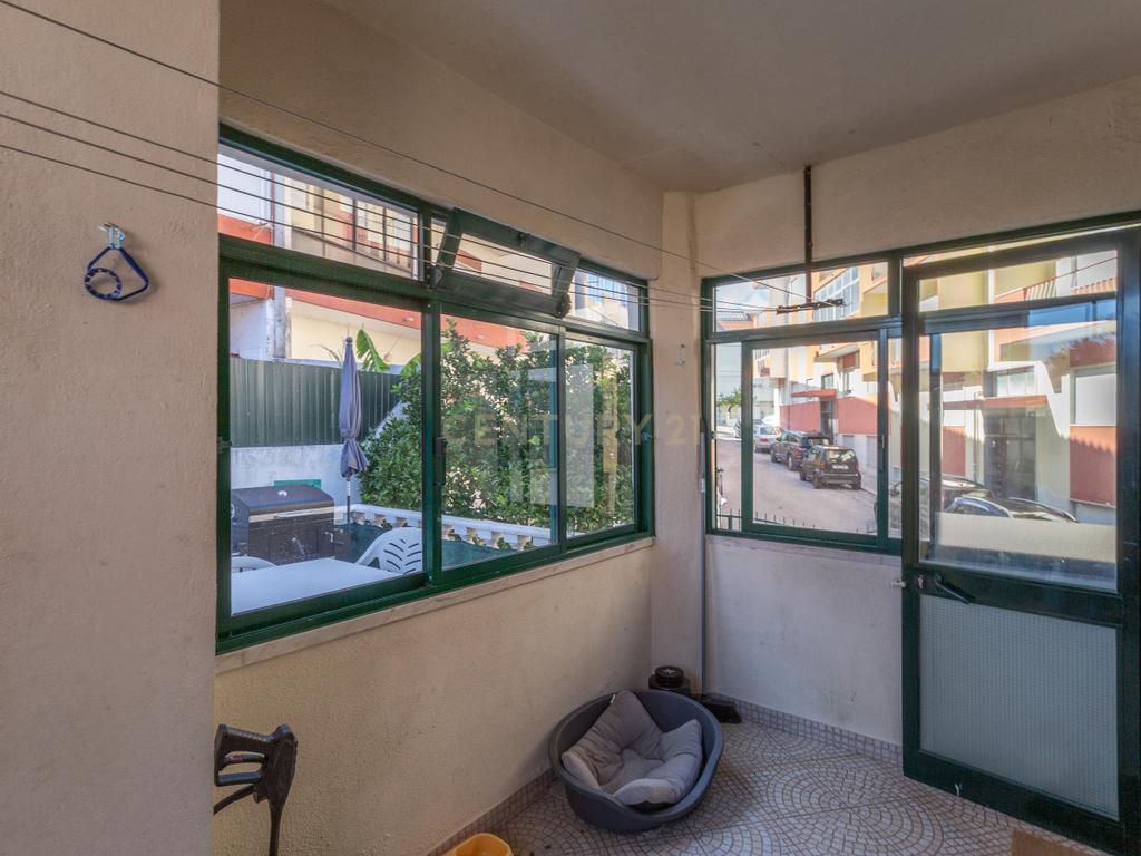 Apartamento Remodelado em Corroios, Seixal T3 + 3, garagem e Terraço - Image 10