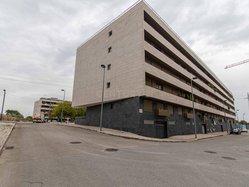 T3 moderno e espaçoso, com varanda e excelente localização no Montijo. - Image 3