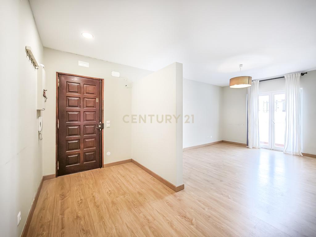 Apartamento Renovado em Cascais com 3 Quartos e Varanda - Image 4