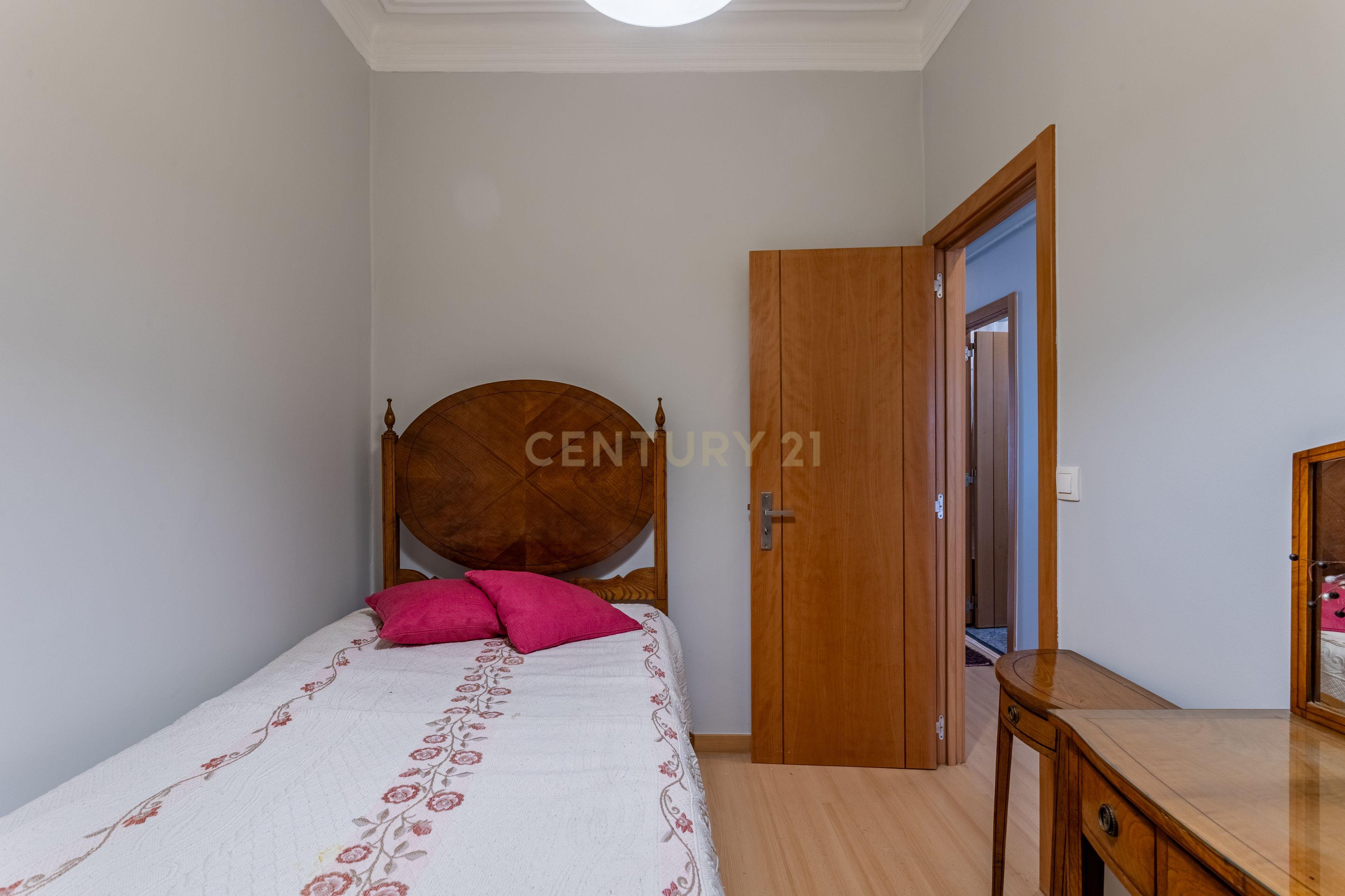 Apartamento T3 inserido num prédio de traça tradicional, no coração de Lisboa, a 5 min da Basílica da Estrela - Image 11