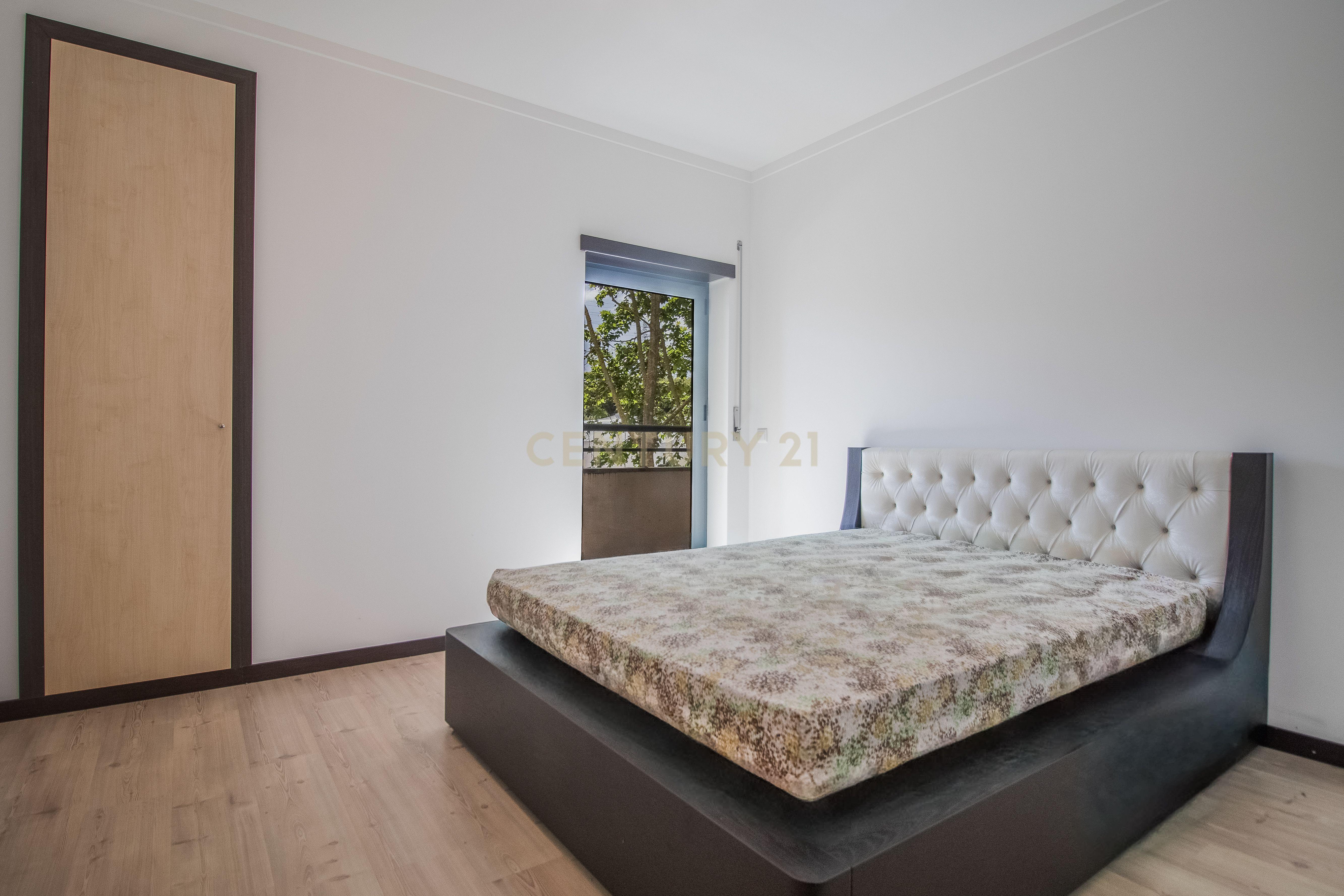Fotografia 12 de Apartamento T3 c/ 2 Varandas, Garagem Dupla e Terraço com Sala de Eventos