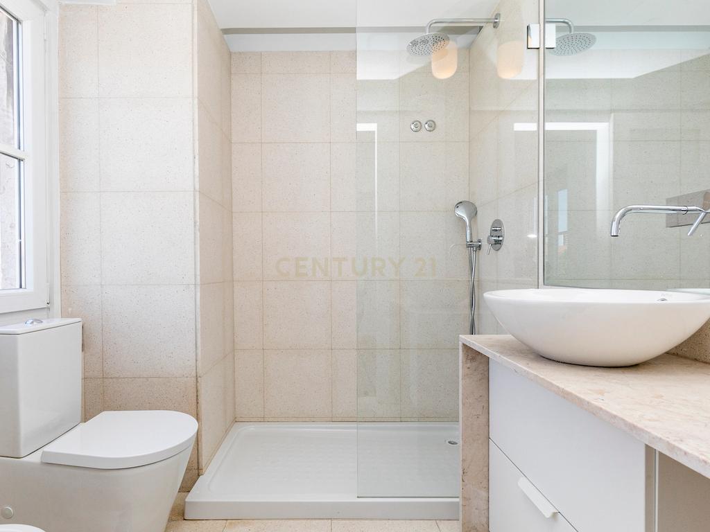 Apartamento T3 renovado para arrendamento na Avenida de Roma com elevador - Image 8