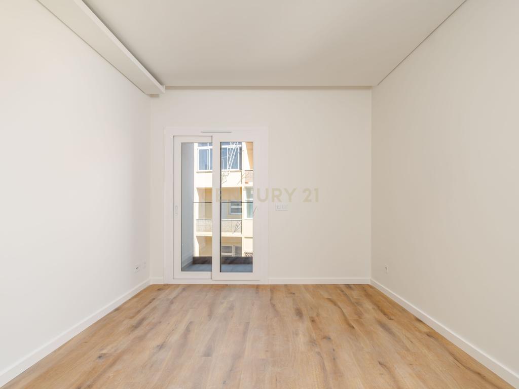 Exclusiva Penthouse T4 inserida num Empreendimento em Almada - Image 25