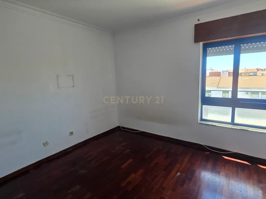T3 com Lareira, 101m² e Duas Frentes no Centro do Barreiro - Image 6