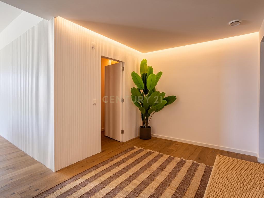 Luxuosa Moradia T4 com Piscina na Lagoa Albufeira, para Arrendamento - Image 4