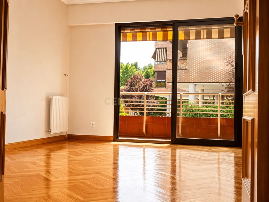 Apartamento familiar de 4 quartos junto à Avenida de Europa, com varanda, piscina e jardim comunitário - Image 13