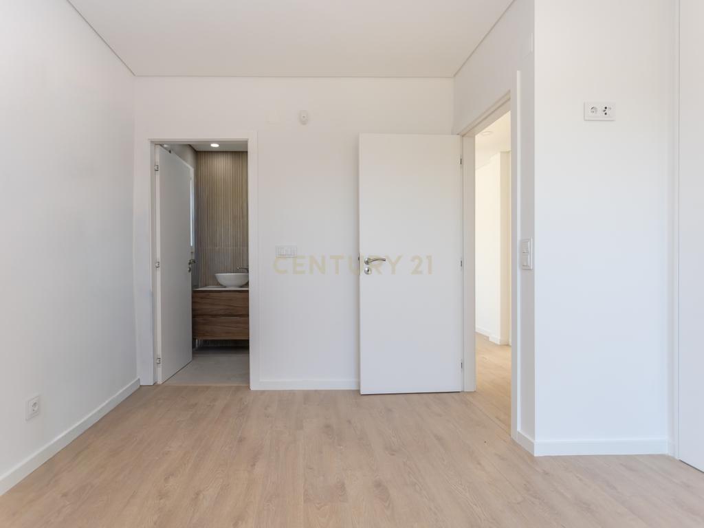 Carisma e boas áreas na sua Moradia Nova T4 Suites!!! no Pinhal do General - Image 78