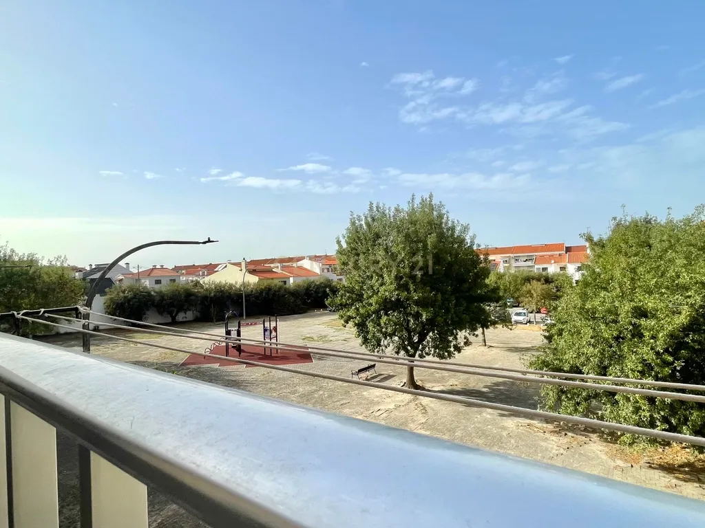 Apartamento T2 com Duas Varandas, no Centro do Pinhal Novo - Image 6