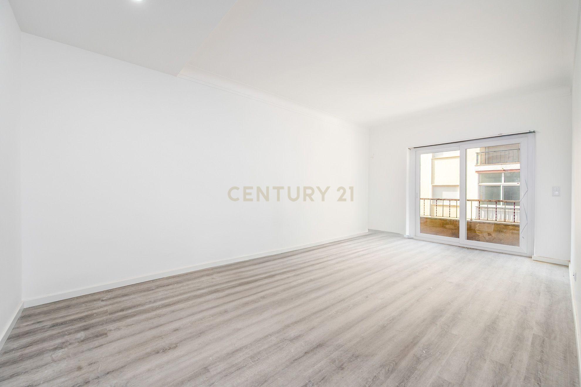 Fotografia 7 de Apartamento T4 Duplex em Queluz, perto do Palácio Nacional, totalmente remodelado e equipado (em fase de acabamento).