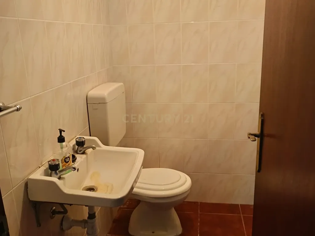 Prédio à Venda – Comércio e Habitação T4 no Centro de Santiago do Escoural - Image 25