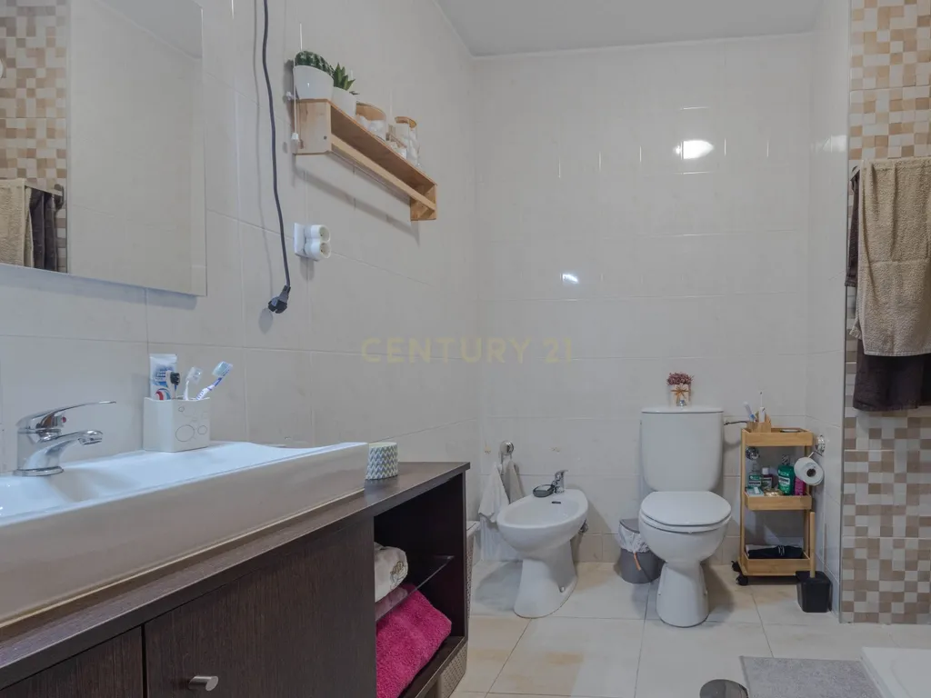 Fantástico Apartamento T2 com Lareira, Varanda e Lugar de Garagem | Fânzeres – Gondomar - Image 17