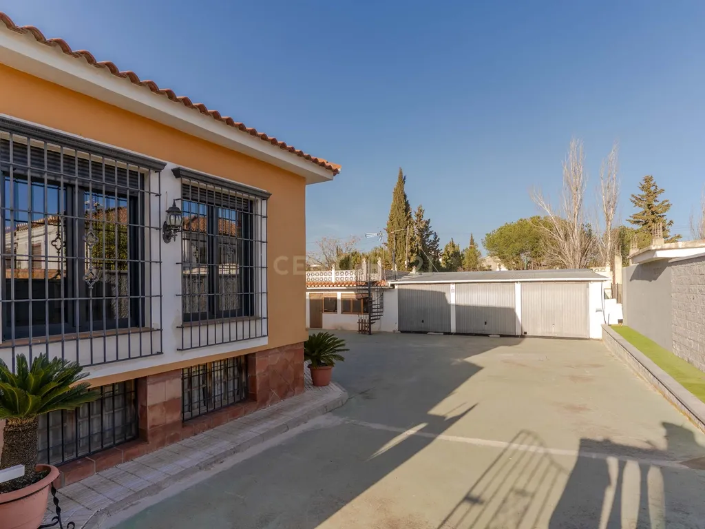 Moradia isolada em Otura com um terreno de 1.250 m², piscina, jardim e espaços para viver em paz - Image 55