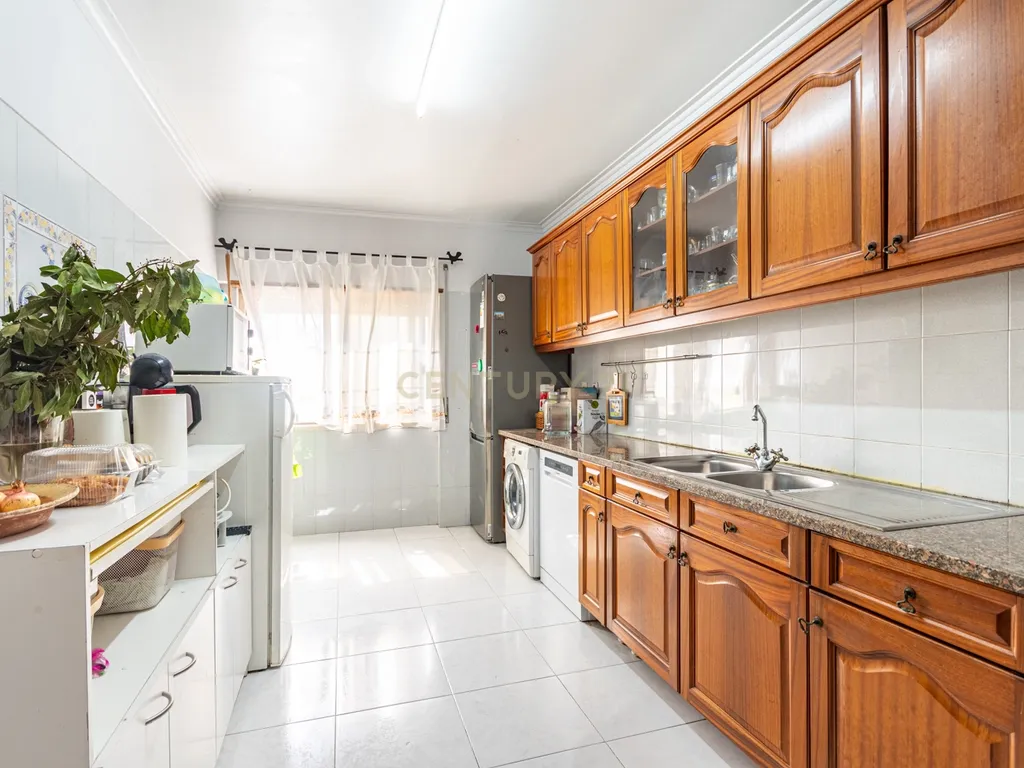 Apartamento T2 Espaçoso com Garagem Box e Arrecadação – Pedernais, Ramada - Image 17