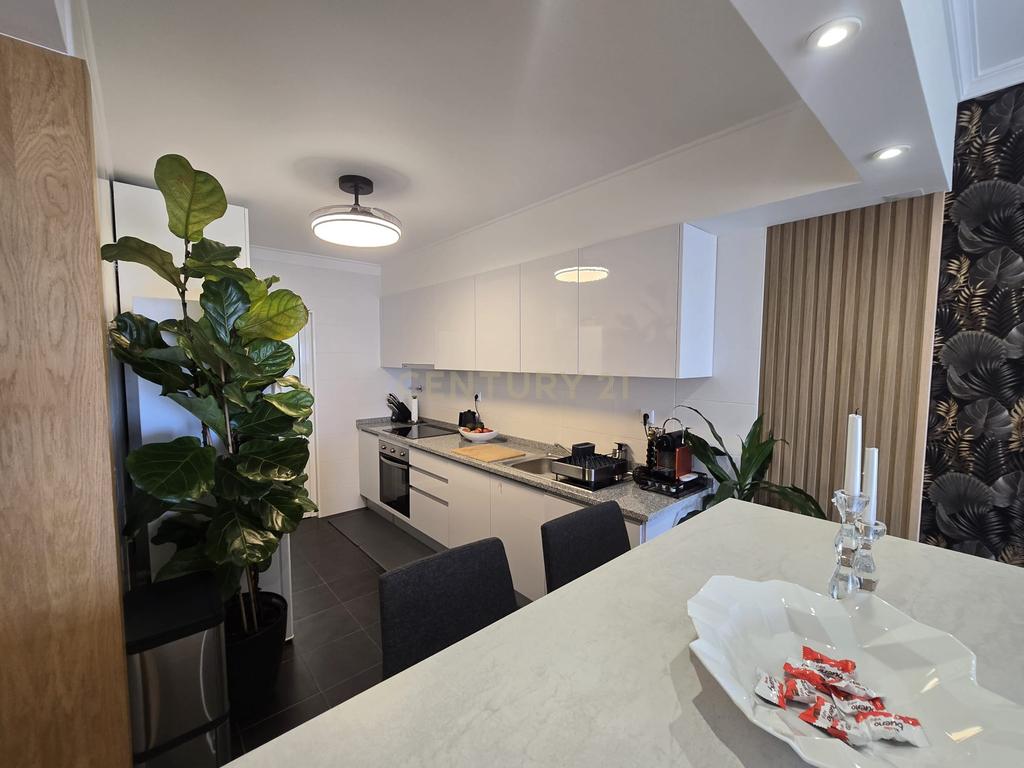 Apartamento T2 de elevada qualidade no centro do Caniço – sofisticação, vista mar e localização privilegiada - Image 5