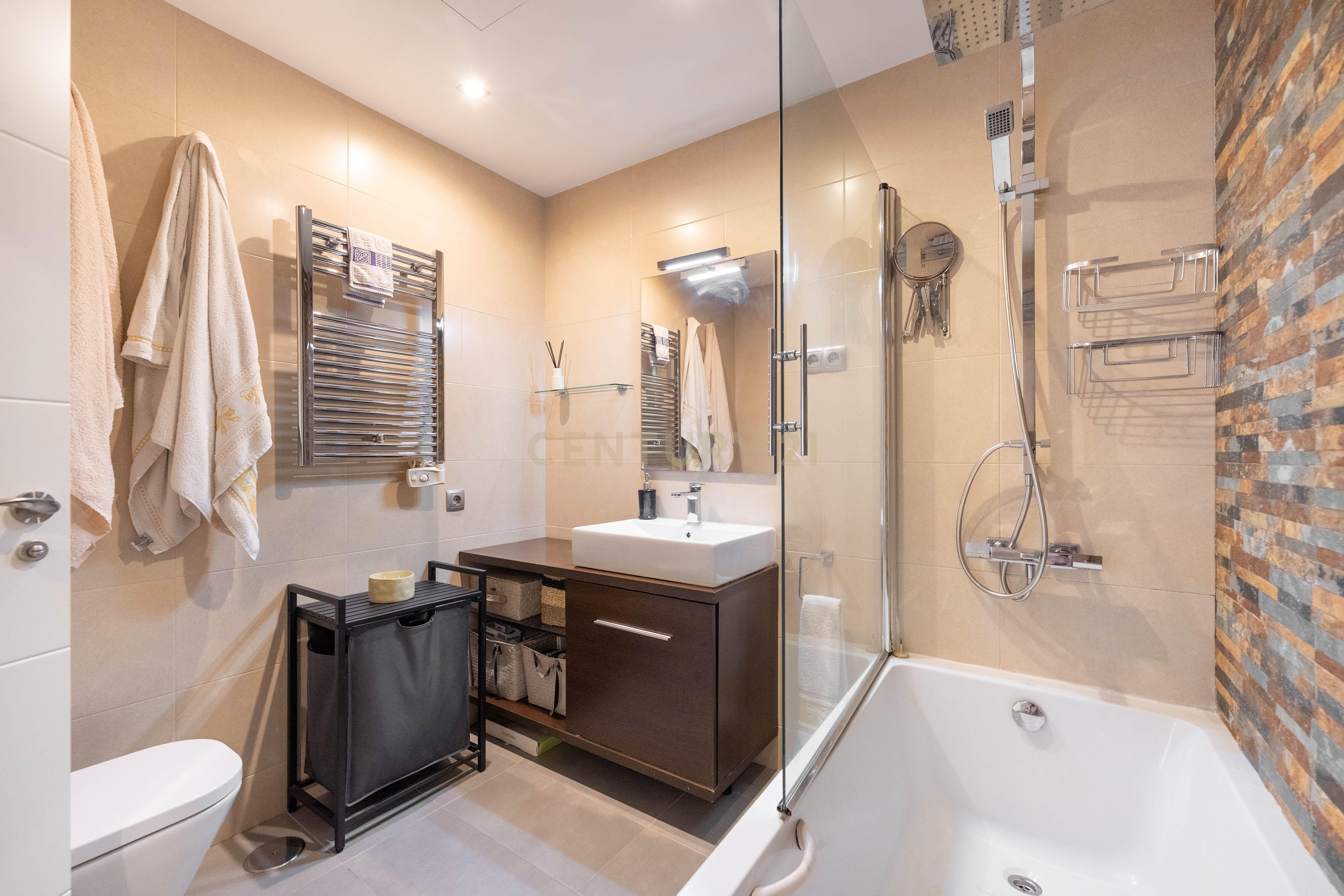 Vive numa urbanização com jardim e piscina. - Image 9