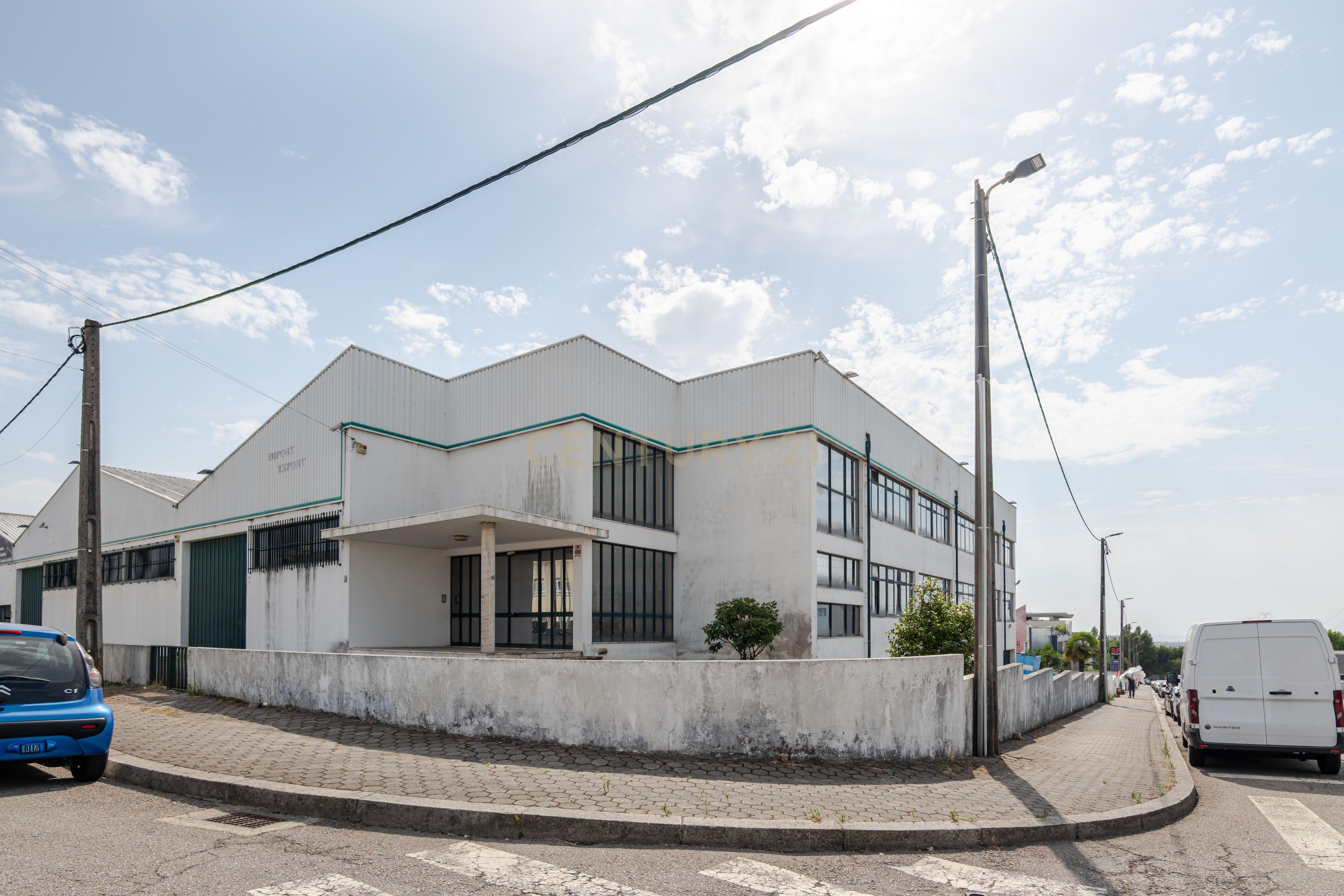 Fotografia 2 de Armazém Gaveto para arrendar em Grijó/Vila Nova de Gaia com 2.555 m² Zona Industrial com Acessos A1 e A29