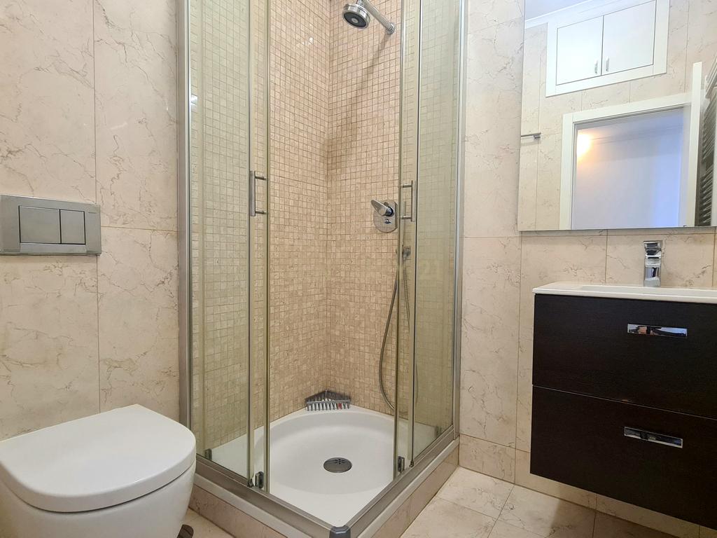 Apartamento Renovado T2 em Santa Clara, Lisboa - Image 10