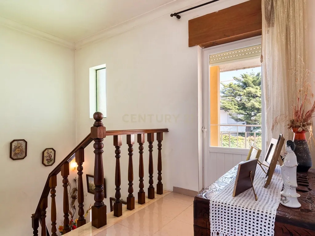 Moradia T3 em Porto Salvo | 213 m² | Garagem | Pátio e Jardim - Image 30
