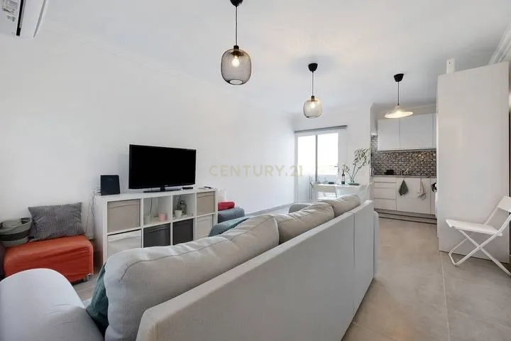 Apartamento T2 em Condomínio Fechado 2º Andar com Elevador com Piscina – Sagres - Image 6