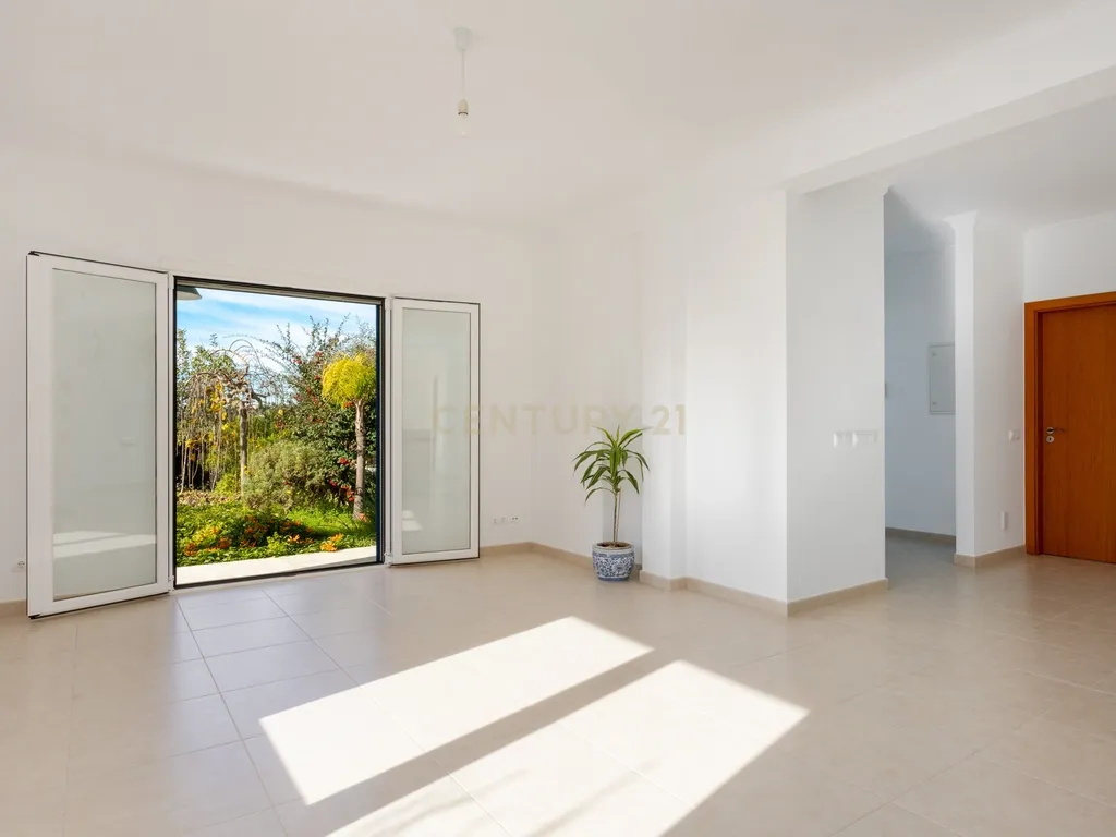 Vivenda exclusiva de construção moderna, 4 suítes, jardim imersivo com lago e viabilidade para piscina. - Image 11