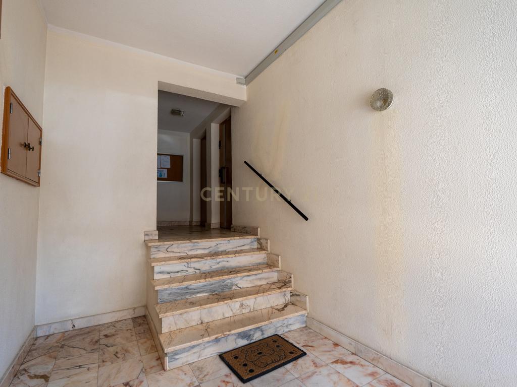 🏡 Oportunidade única: T2 espaçoso, com  varanda e localização privilegiada! - Image 25
