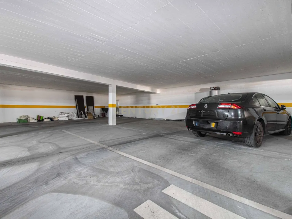 T4 Duplex Premium com Terraço / Arrecadação / 5 Lugares de Estacionamento / Marinha Grande - Image 11