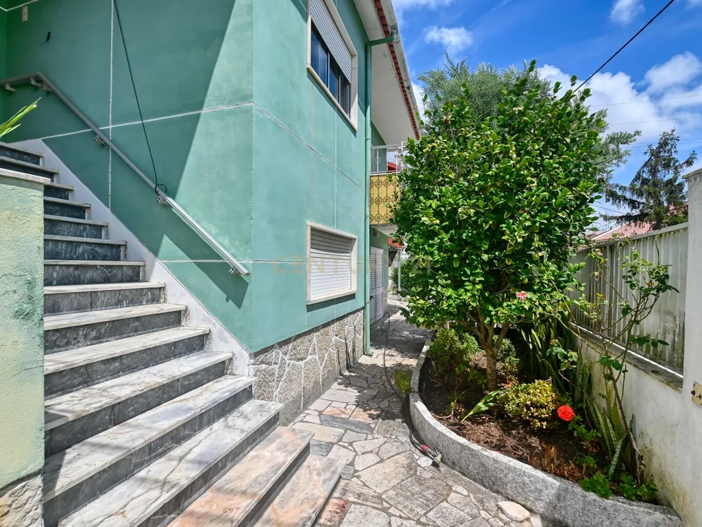 Moradia de gaveto com jardim, sotão e anexo - Porto Salvo (Oeiras) - Image 1