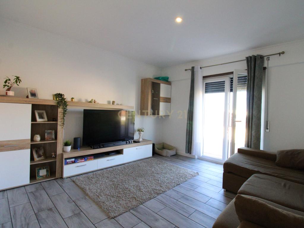 Espetacular Moradia T5 no Casal Do Marco com Garagem  - Image 3